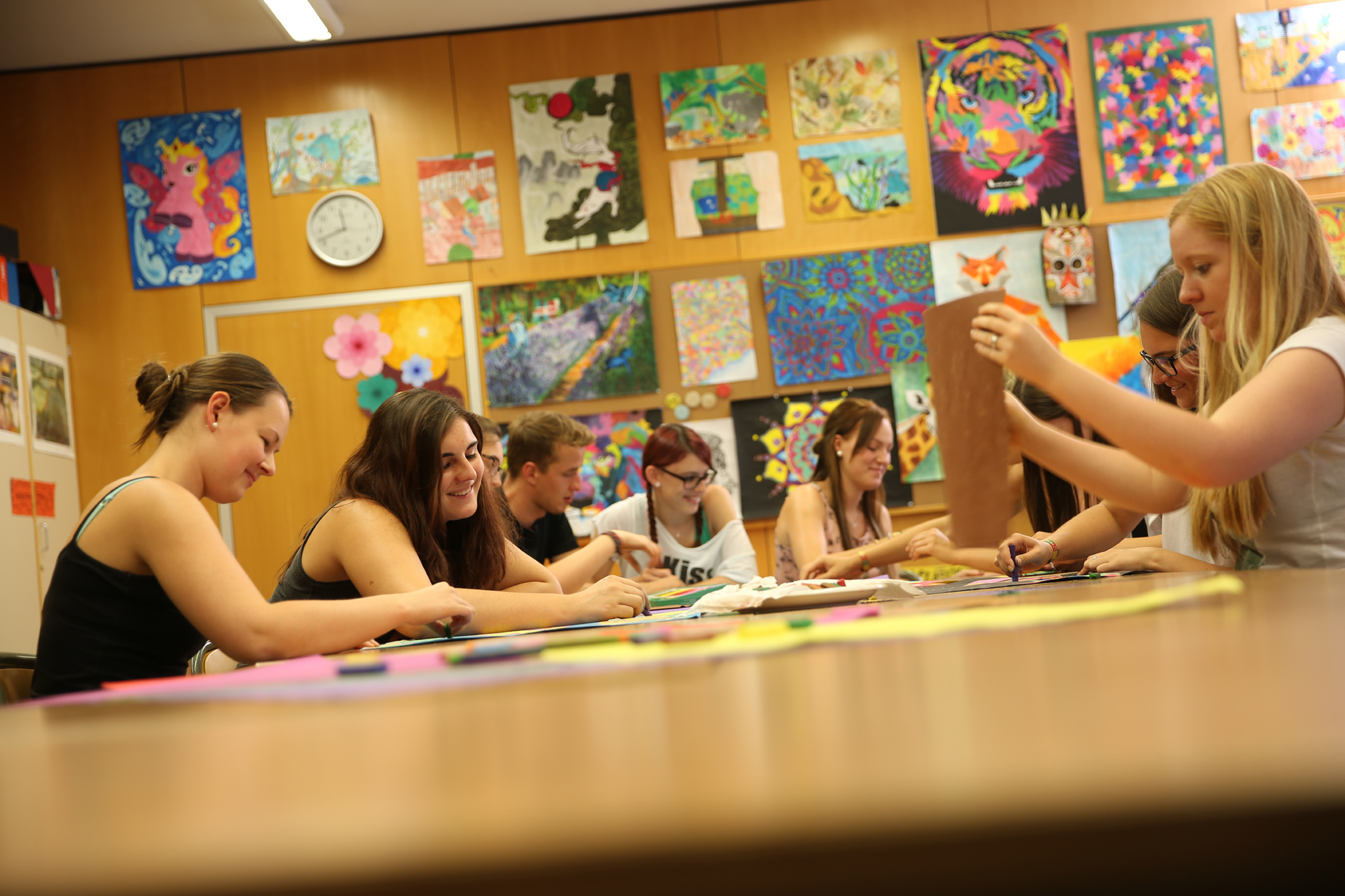 Unterrichtssituation an der Fachakademie – Lehrkraft mit Schülerinnen und Schülern