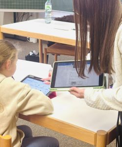 Fachakademie Maria Stern Nördlingen Internetpädagogik - eine Studierende erklärt einem Kind das iPad